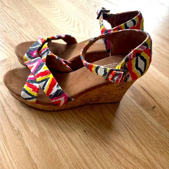 TOMS | Sienna Cork Wedge Sandals in Ikat Print - Picture 5 of 10